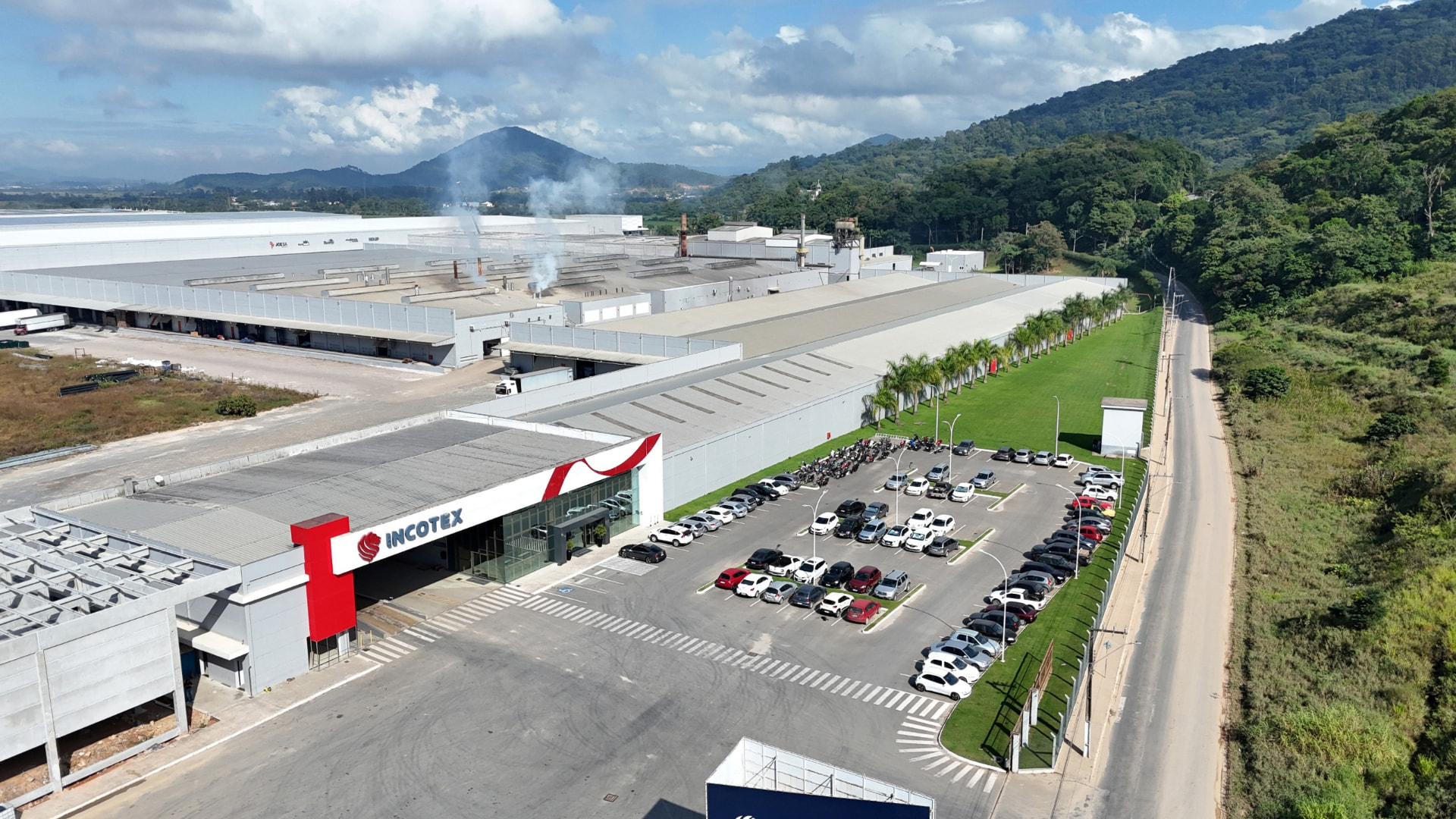 Vista aérea da unidade industrial da Incotex, com fachada e estrutura fabril